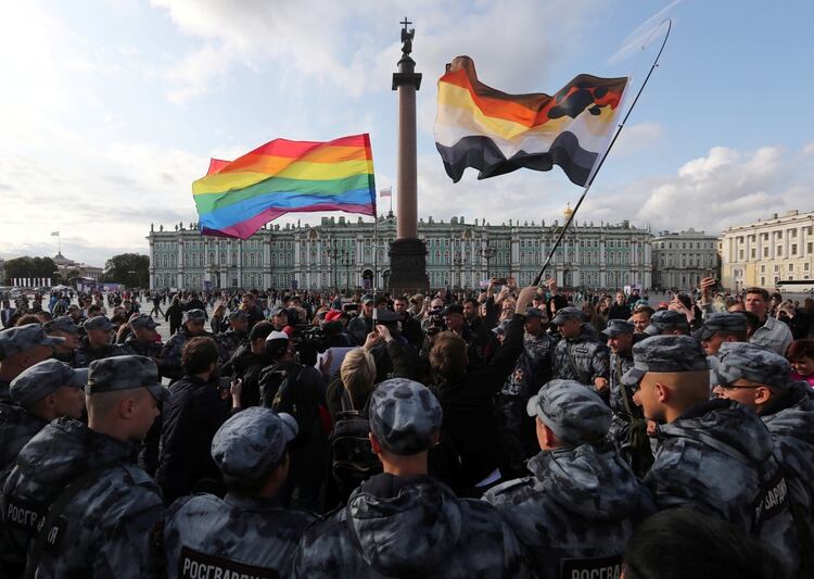 Fuerzas de seguridad bloquean a los participantes de un desfile de la comunidad LGTBQ+ en San Petersburgo (REUTERS/Anton Vaganov)