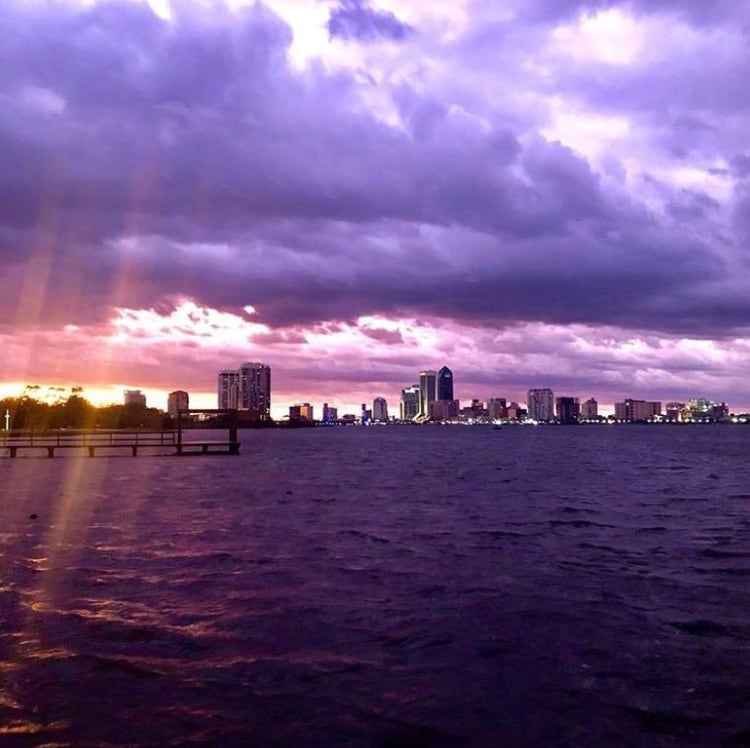 Los residentes de distintas partes de Florida publicaron en sus redes sociales diversas instantáneas para documentar el hermoso color que tomó el cielo tras el paso de la tormenta (Foto: Twitter)