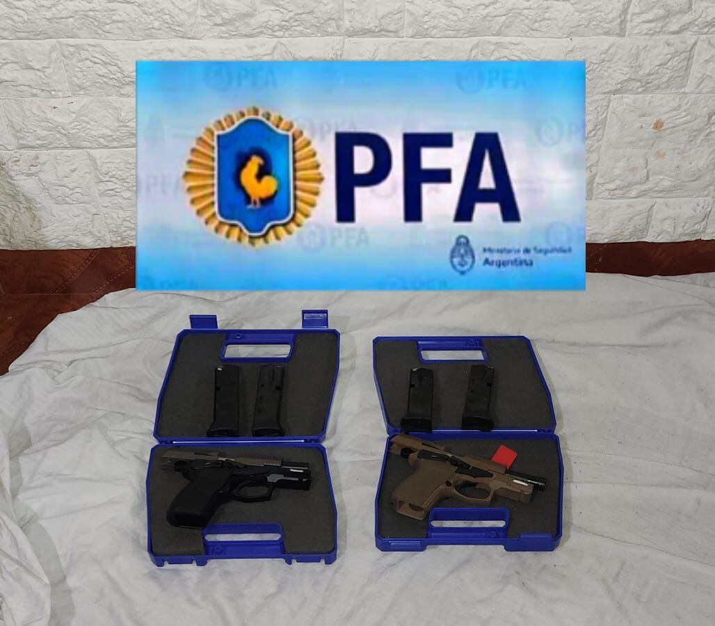 Las armas que tenía la banda en su poder al momento de ser detenida (Policía Federal Argentina)