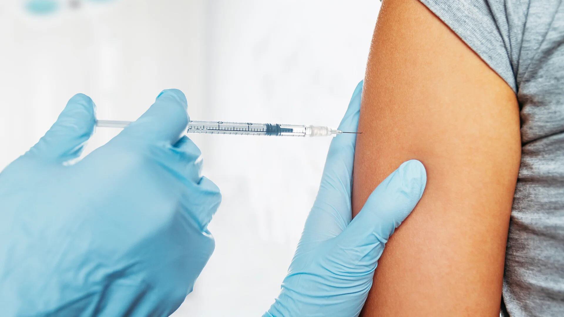 La vacunación salva anualmente millones de vidas de adultos y niños (iStock)