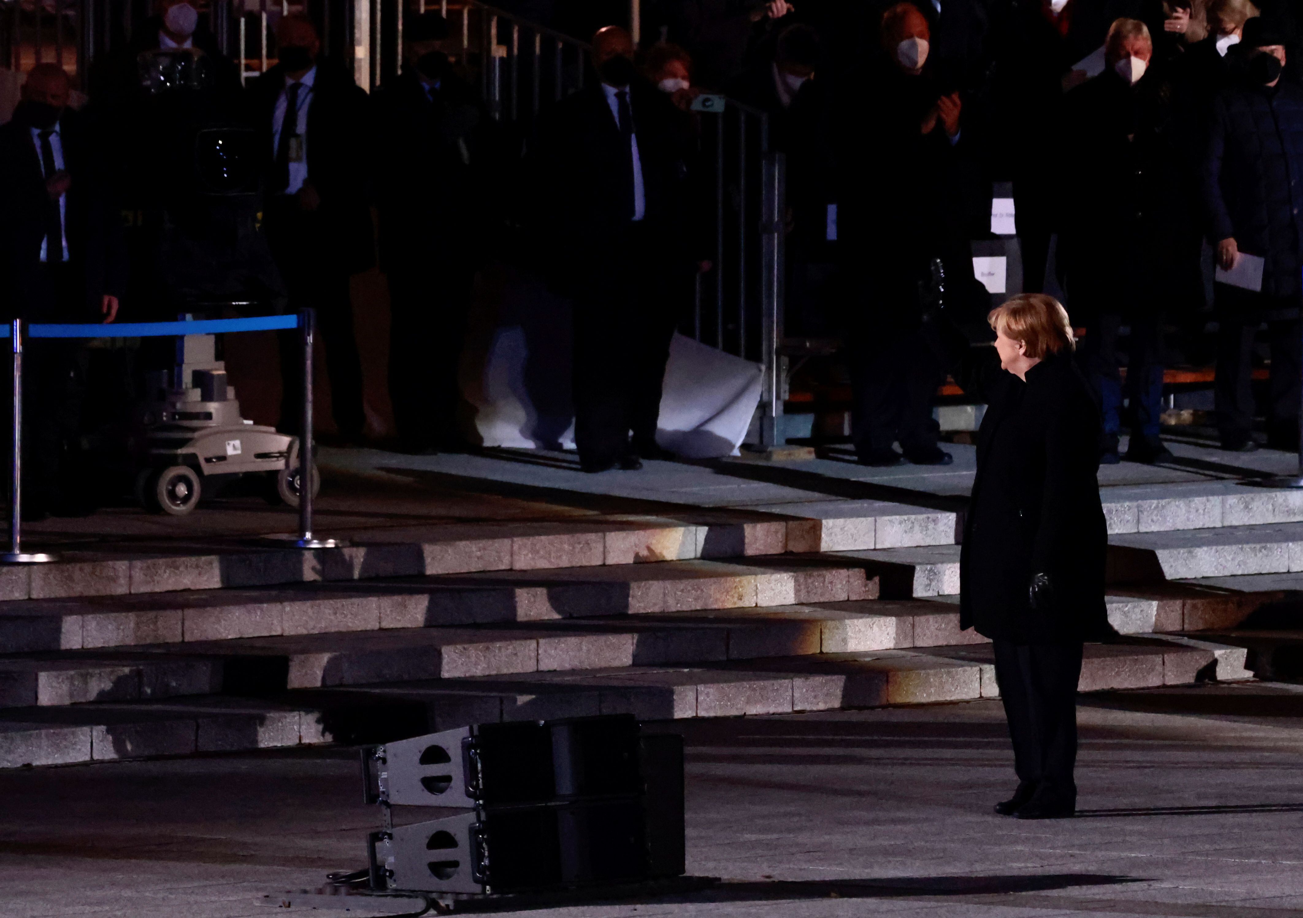 El saludo de Merkel a las tropas (REUTERS/Hannibal Hanschke)