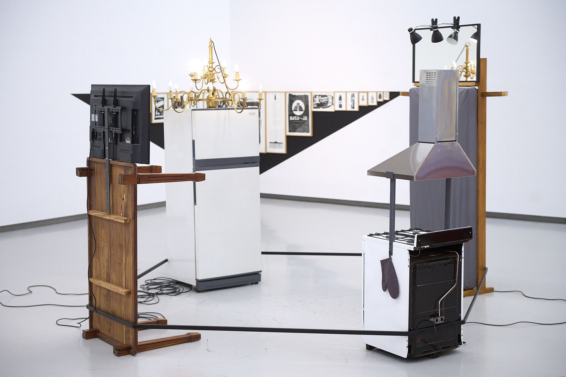 Instalación de Eugenia Calvo y detrás, Mimi Laquidara