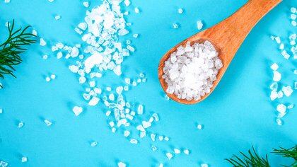 La sal del himalaya tiene la misma cantidad de sodio que la sal común (Shutterstock)