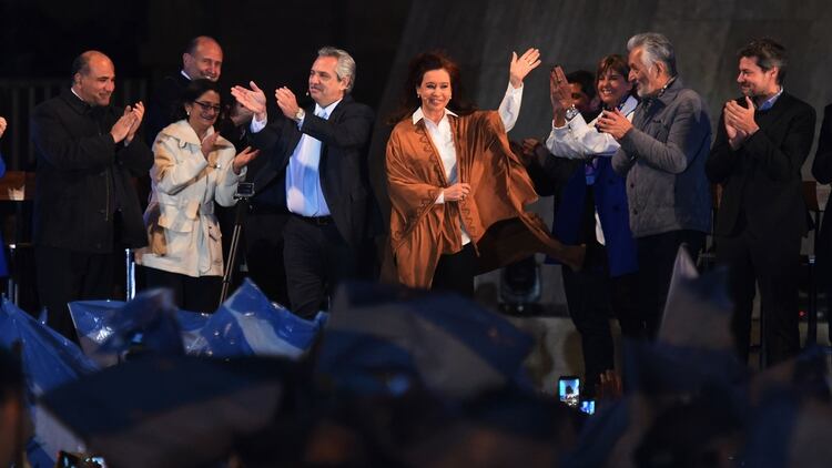 Pocas damas en el escenario: Lucía Corpacci, gobernadora de Catamarca, y Alejandra Rodenas, vicegobernadora electa de Santa Fe, con Fernández-Fernández en Rosario (Télam)