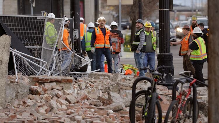 Trabajadores de la construcción miran los escombros de un edificio después de un terremoto el miércoles 18 de marzo de 2020 en Salt Lake City (AP Photo/Rick Bowmer)