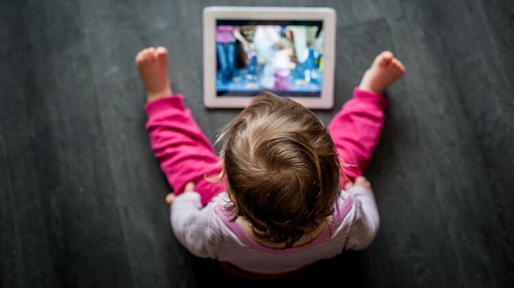 El uso de pantallas a cualquier edad produce un efecto inmediato de detención del movimiento y de desconexión de lo que está ocurriendo alrededor (Shutterstock)