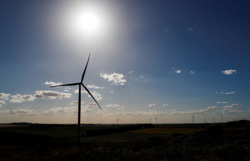 Turbinas eólicas son retratadas en la granja eólica Los Teros, de la empresa estatal de energía argentina YPF, en Azul, en las afueras de Buenos Aires, Argentina, el 1 de diciembre de 2021. Foto de archivo. REUTERS/Agustin Marcarian