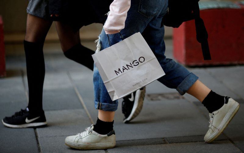 FOTO DE ARCHIVO. Una mujer lleva una bolsa de la compra de la cadena de moda española Mango en Viena, Austria. 17 de mayo de 2017. REUTERS/Leonhard Foeger