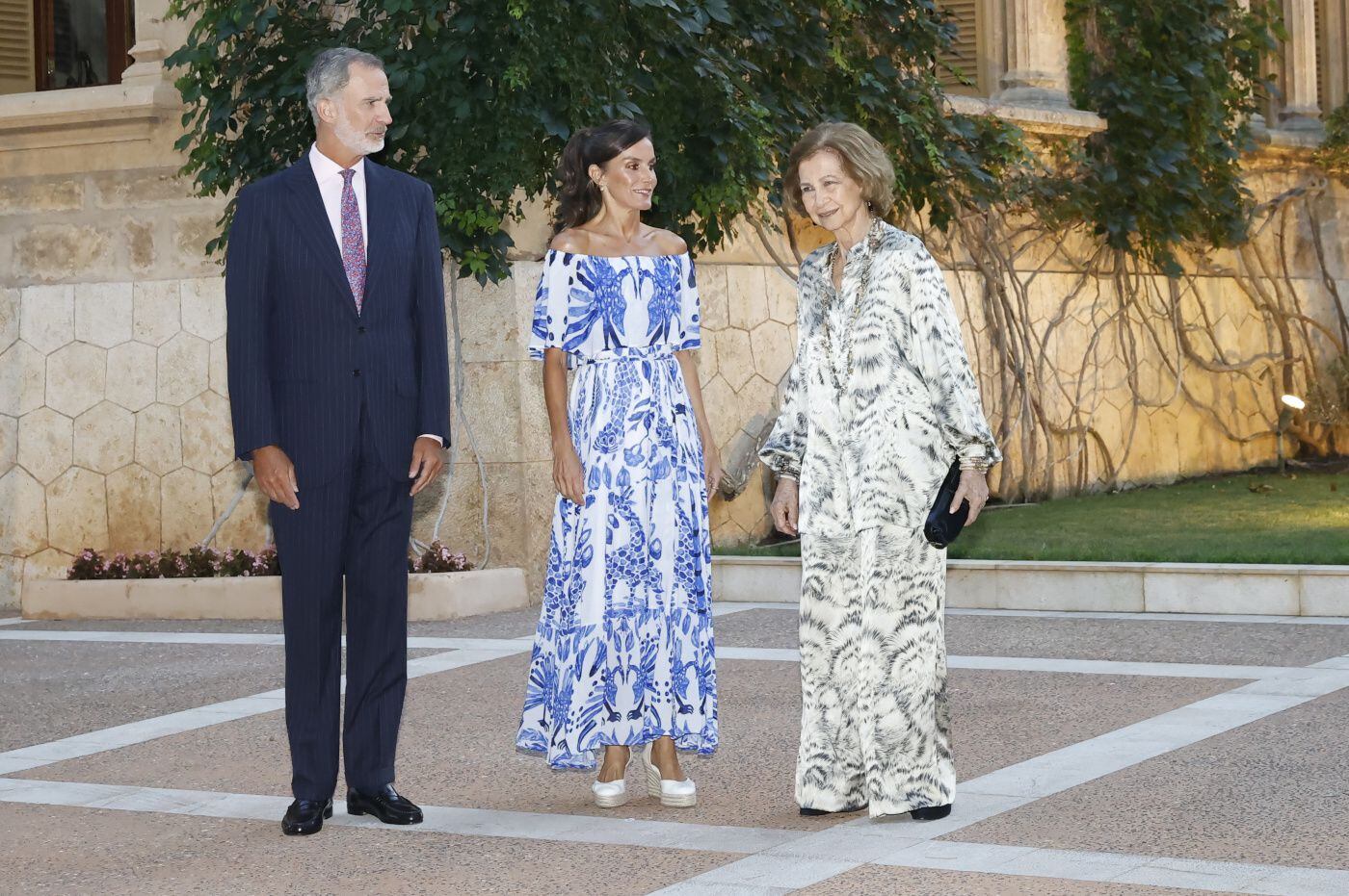 Los Reyes junto a la reina Sofía en la tradicional recepción de Marivent. (Casa Real)
