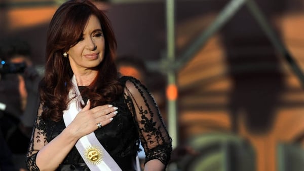 Cristina Kirchner denunciÃ³ que durante los allanamientos se llevaron las bandas y bastones presidenciales