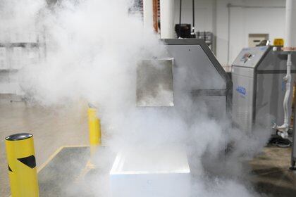Máquinas de hielo seco, necesario para la conservación de la vacuna (Reuters)