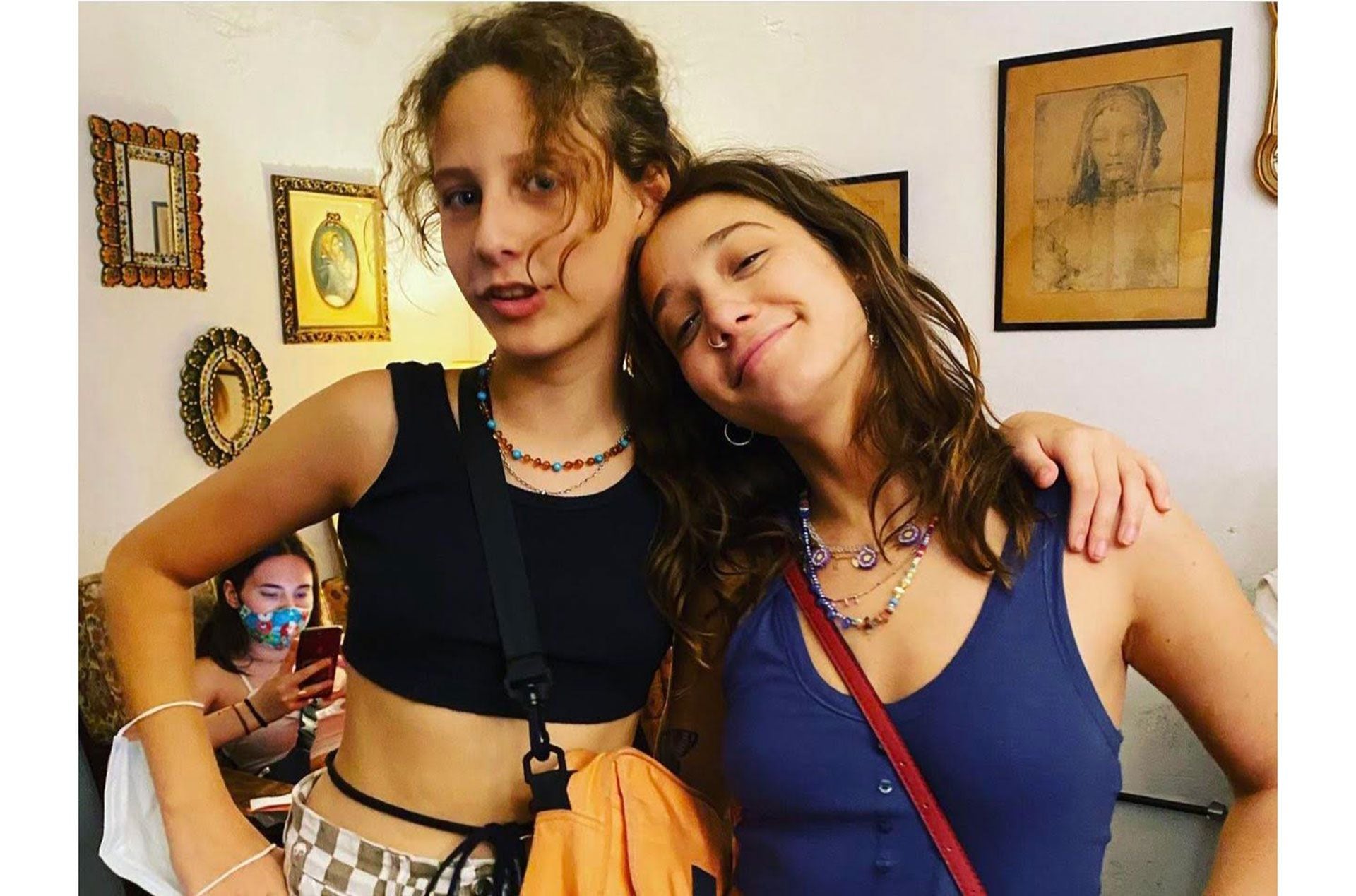 Amelia Cáceres y Ángela Torres, hijas de Gloria Carrá
