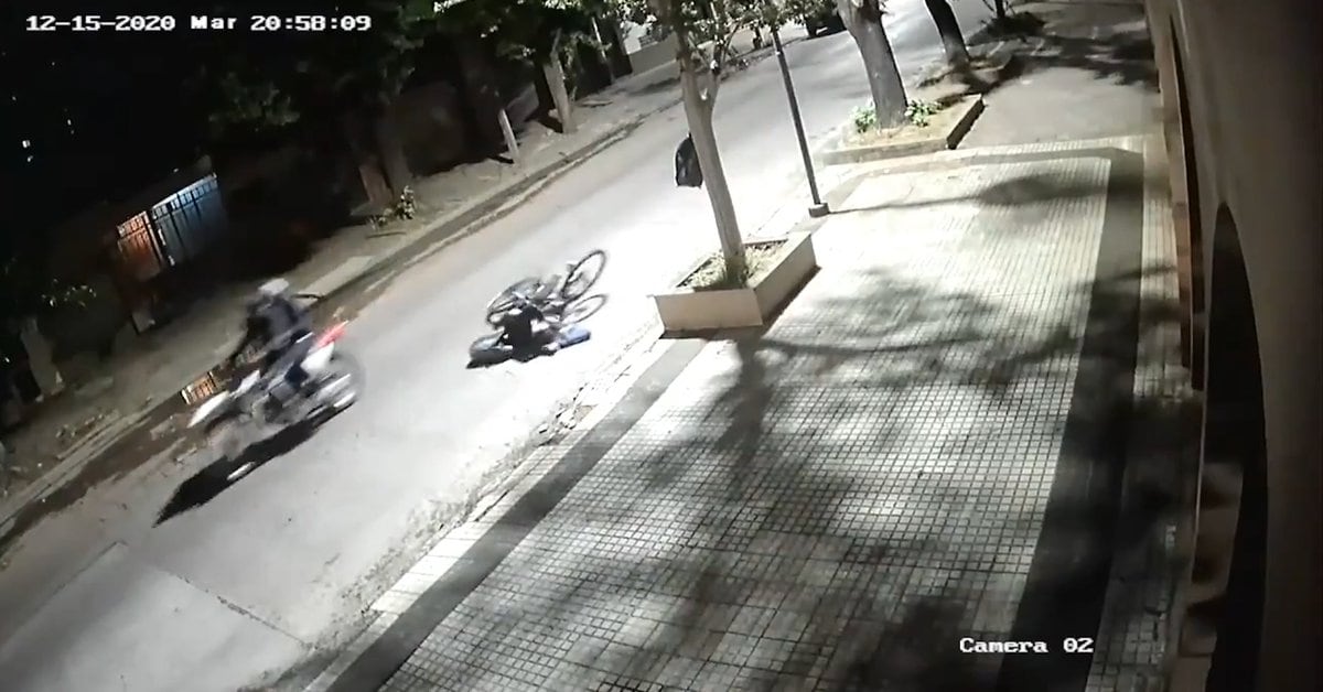 Video: En un intento de robo, dos motos a reacción matan a un joven ciclista de un balazo en la cabeza.