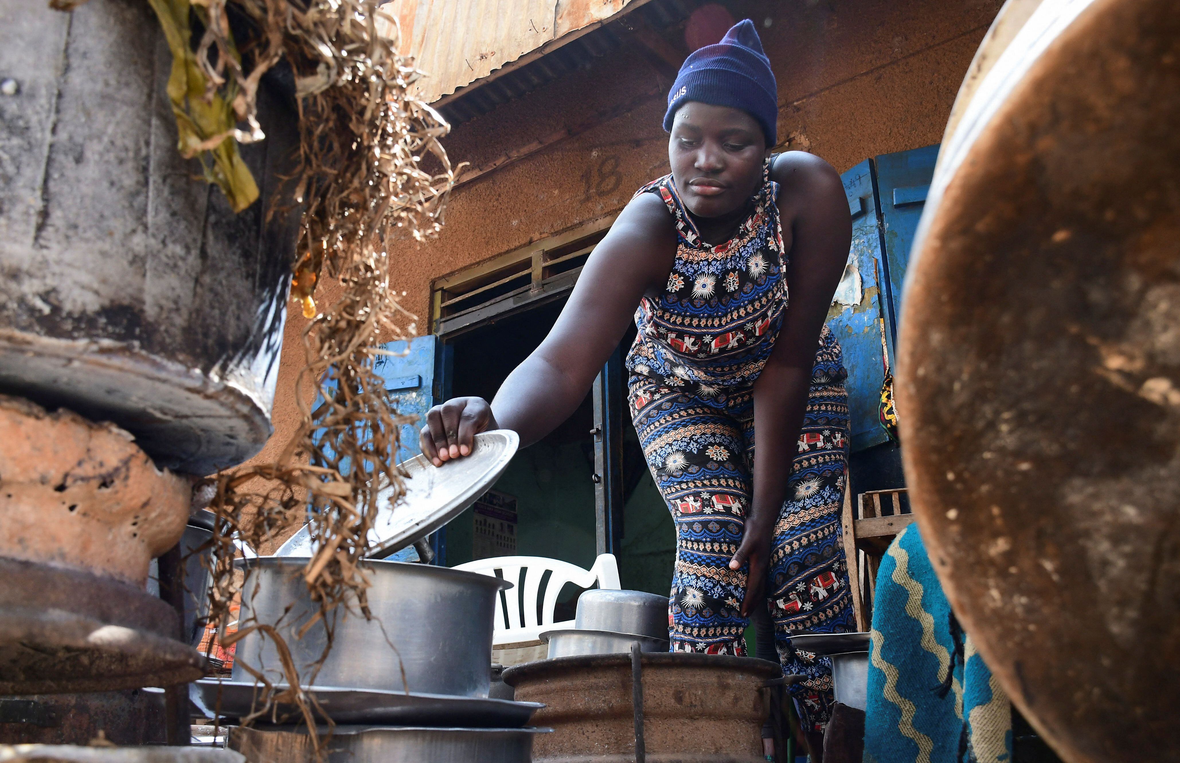 Fridah Namuganza, una estudiante del secundario en Uganda, trabaja como moza en un restaurante tras el cierre de colegios. 
REUTERS/Abubaker Lubowa