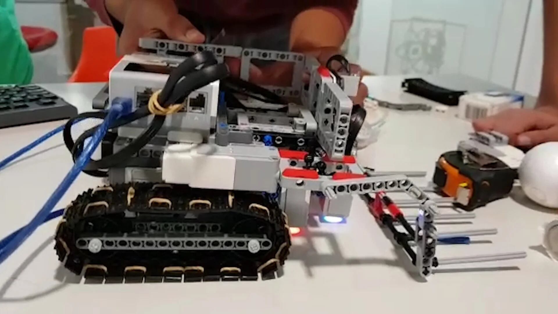 El robot que crearon se mueve de manera autónoma y es capaz de sortear obstáculos.