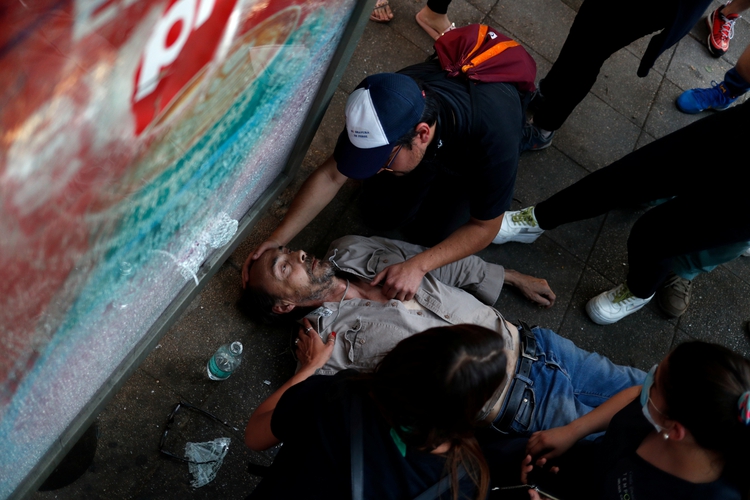 Un hombre herido yace en el suelo después de chocar con la policía durante una protesta en Santiago (REUTERS/Jorge Silva)