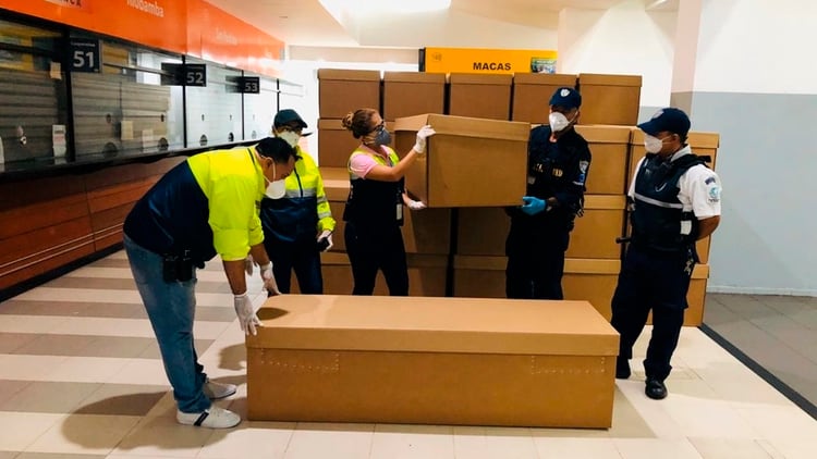 Ataúdes de cartón son almacenados este sábado en la terminal terrestre de Guayaquil. El Municipio de esa ciudad, la más castigada de Ecuador por el coronavirus, ha donado 1.500 cajones de cartón compactado para paliar la escasez de ataúdes en la ciudad. (EFE/ Alcaldía de Guayaquil) 