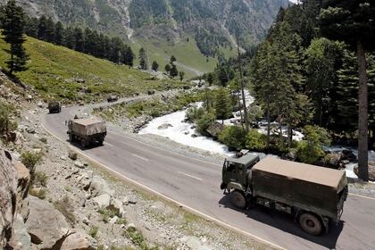 Camiones del Ejército indio se mueven a lo largo de una autopista que conduce a Ladakh, en Gagangeer, en el distrito de Ganderbal de Cachemira, el 17 de junio de 2020. REUTERS/Danish Ismail