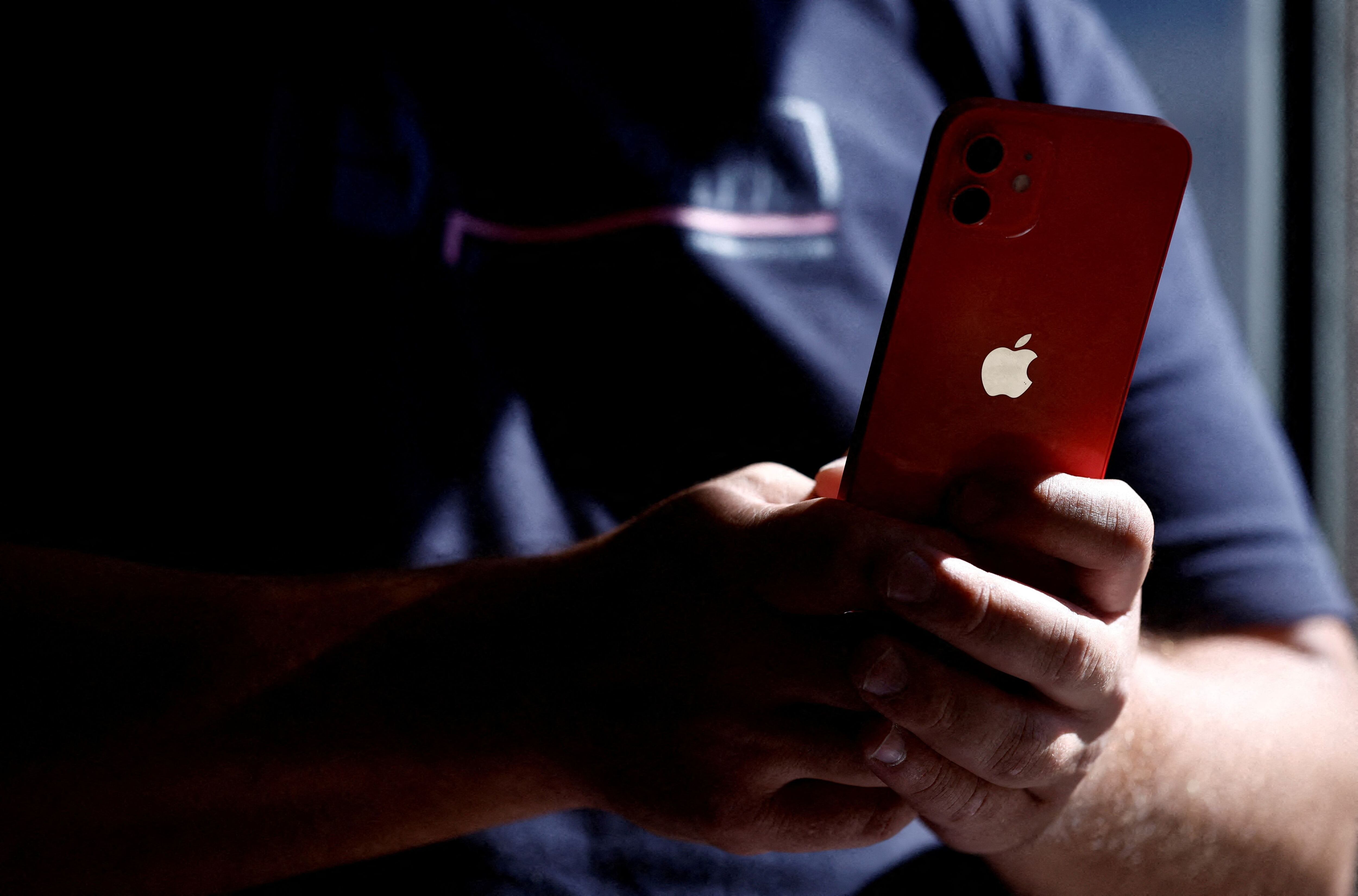 Con cada nueva versión de iOS, algunos modelos de iPhone dejan de recibir actualizaciones. (REUTERS/Stephane Mahe)