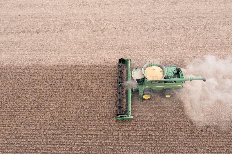 FOTO DE ARCHIVO: Vista aérea de una segadora mientras cosecha soja en Deerfield, Ohio, Estados Unidos. 7 de octubre, 2021. Imagen tomada con un dron. REUTERS/Dane Rhys/Archivo