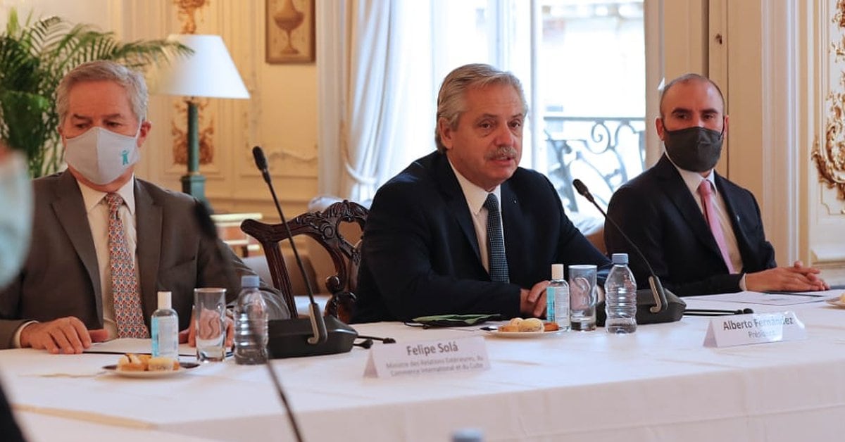 Alberto Fernández led a meeting with businessmen at the Argentine embassy in Paris