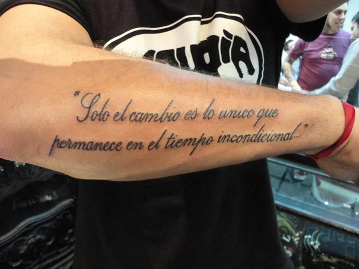 La frase que se tatuó un famoso en el brazo - Infobae