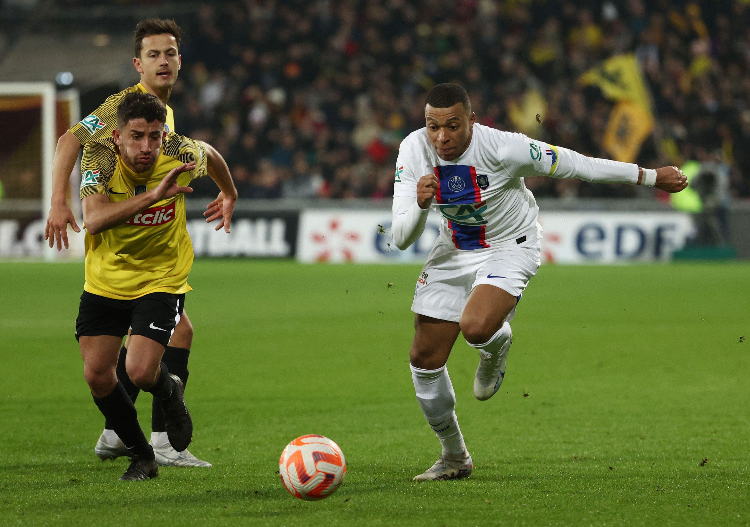 Clement Boudjema, jugador del Pays de Cassel que marca a Kylian Mbappé, es miembro del grupo de ultras del PSG (REUTERS/Yves Herman)