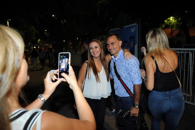 Diego Latorre, uno de los asistentes, junto a su mujer Yanina, que cede el lugar para la foto de la fan.