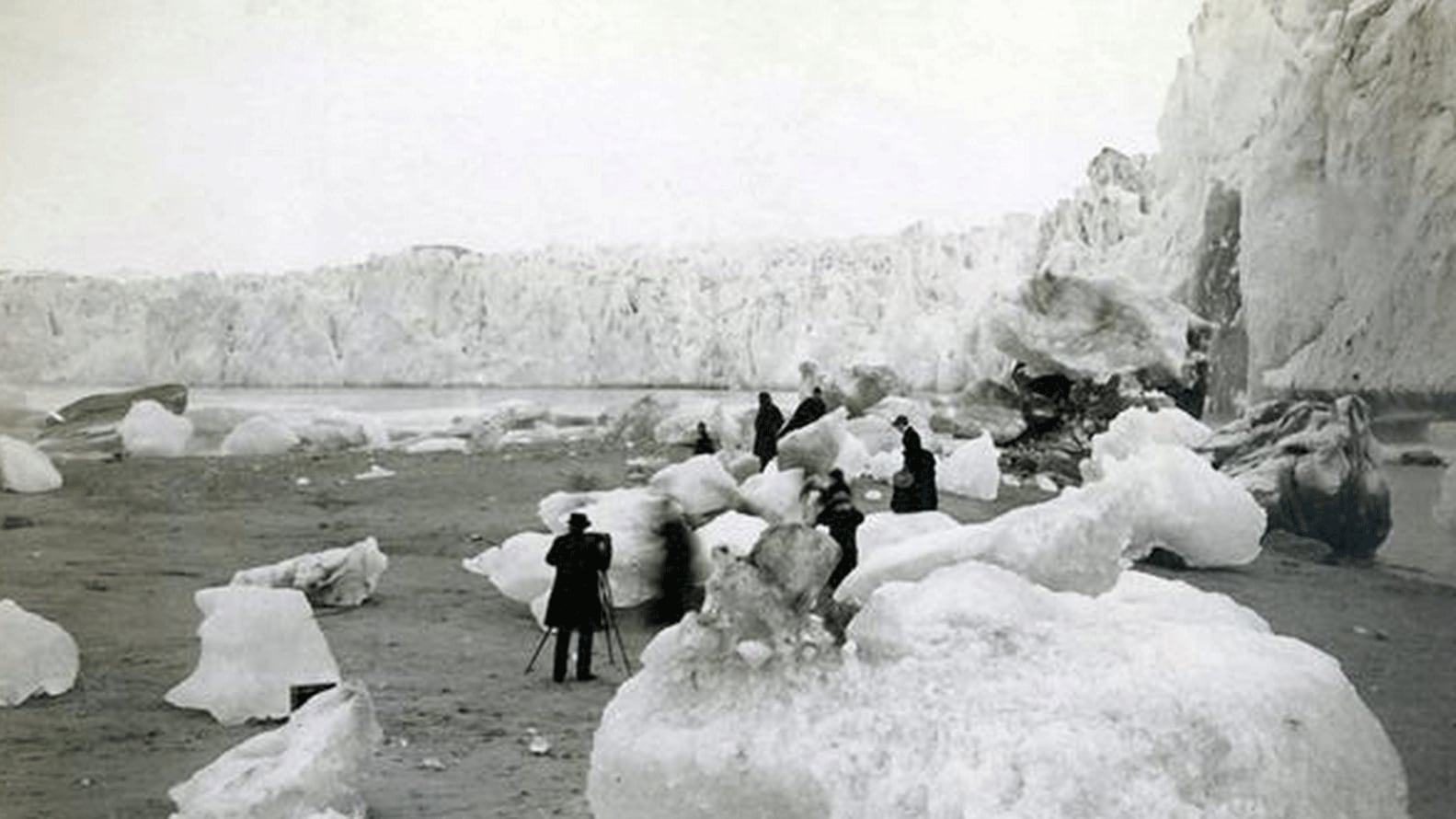 <p>La costa este de Muir Inlet en Parque Nacional y Reserva Bahía Glaciar, Alaska, en una imagen tomada entre 1880 y 1890. &nbsp;Se observan numerosos icebergs, algunos de más de 2 metros de diámetro</p><p></p> usgs.gov 163