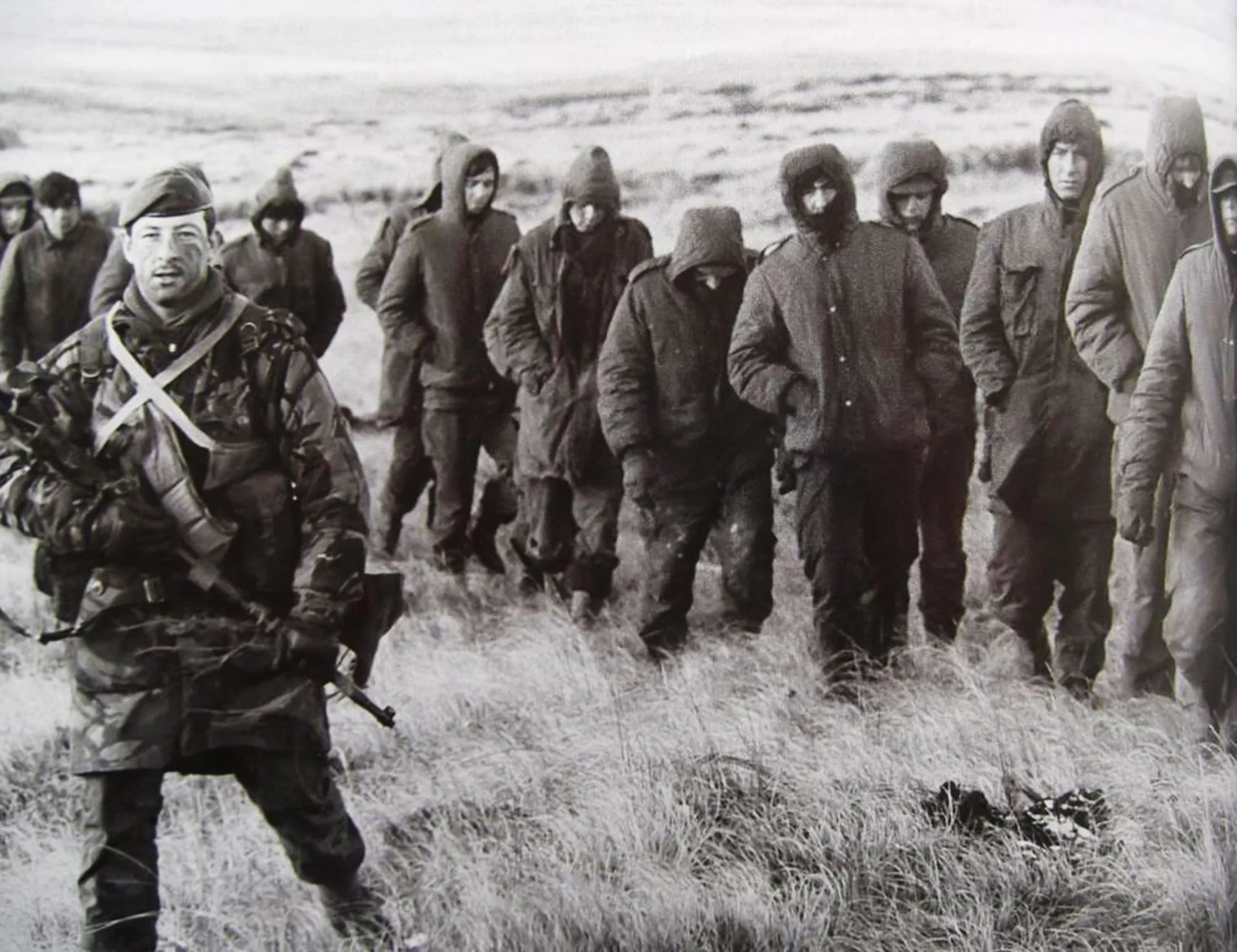 Exhaustos, muchos combatientes argentinos llevaban sesenta días en las mismas posiciones, en un clima extremo y bajo fuego desde el 1° de mayo