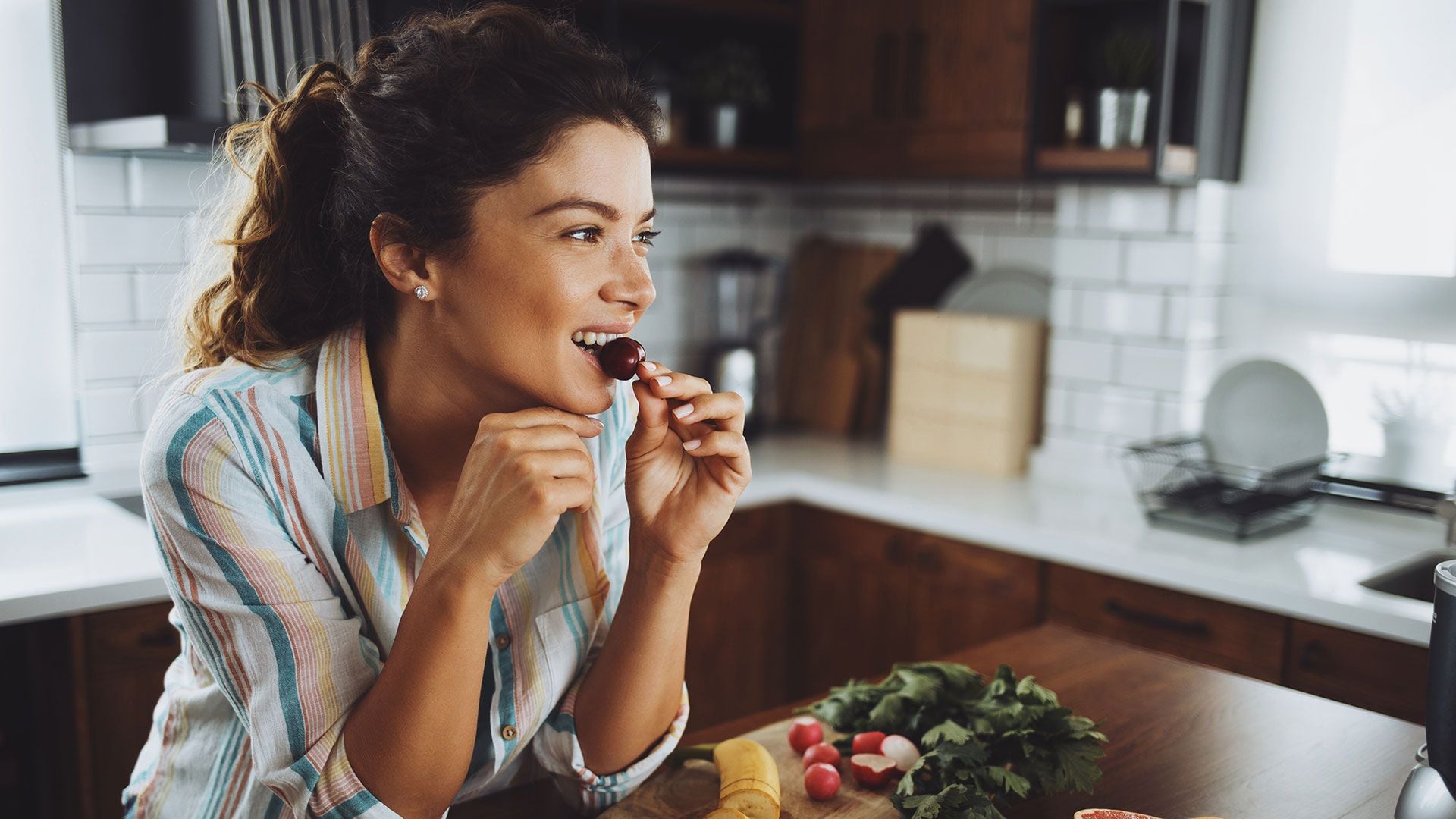 Si en lugar de golosinas o chocolates, se tienen a mano frutas u otras opciones saludables, el deseo de dulce se saciará sin poner en riesgo la salud (Getty)