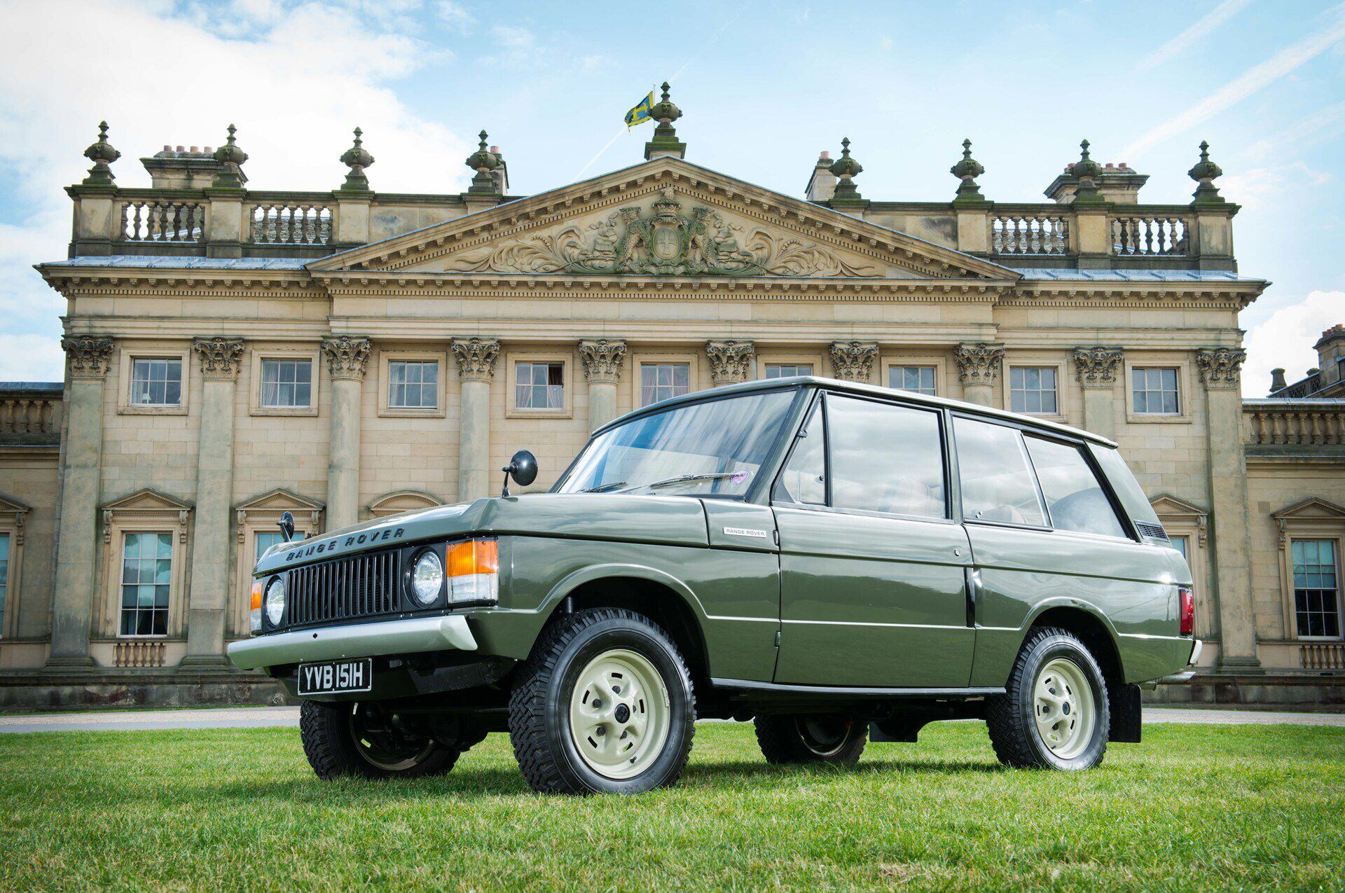 El Range Rover surgió en 1970, como la versión confortable del legendario Land Rover Defender. Su éxito fue tal que lo convirtió en un vehículo con nombre propio