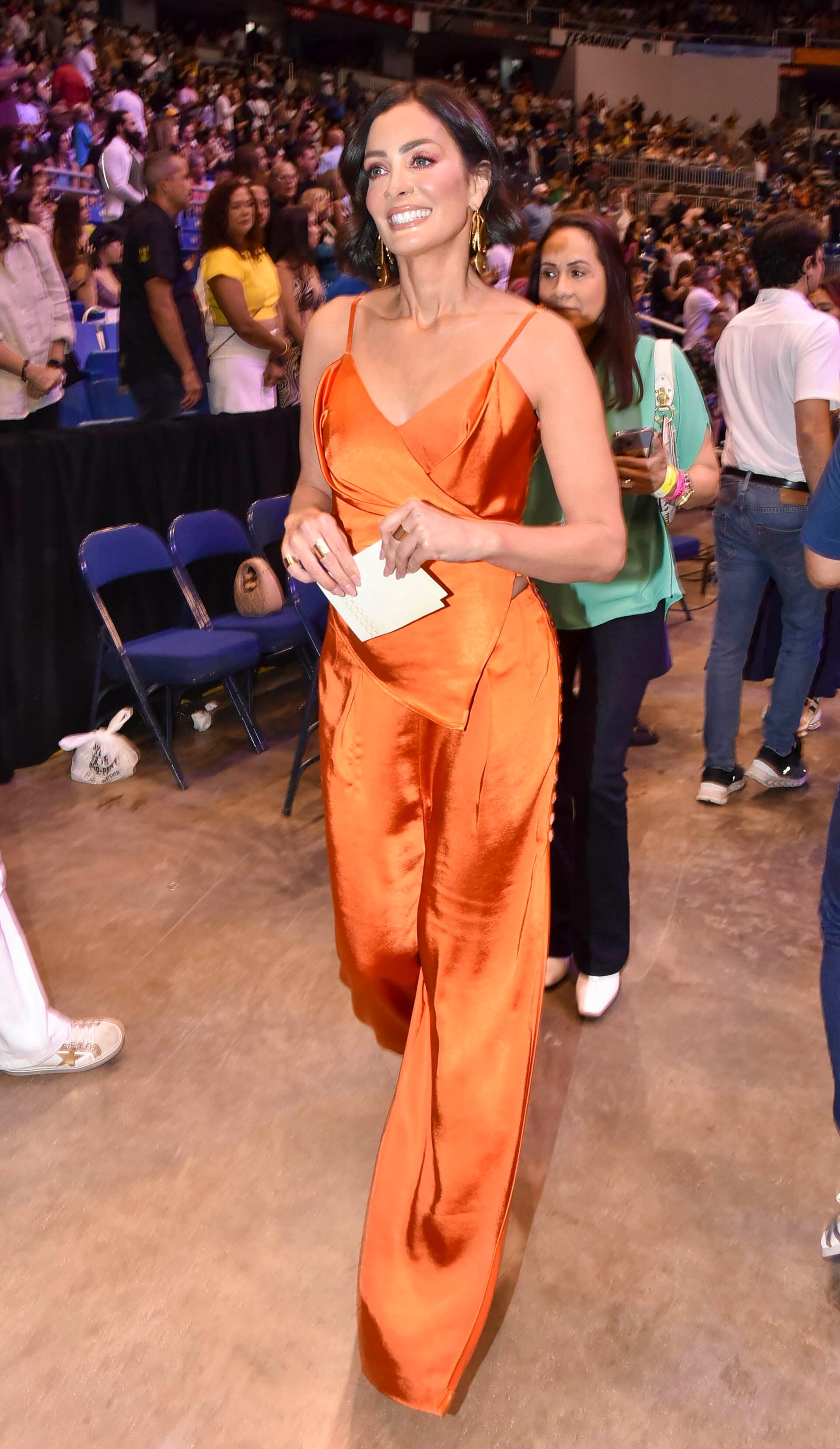 Dayanara Torres fue la presentadora en un evento de tenis en el Coliseo De Puerto Rico. Para ello, lució un conjunto de satén de musculosa y pantalón color naranja