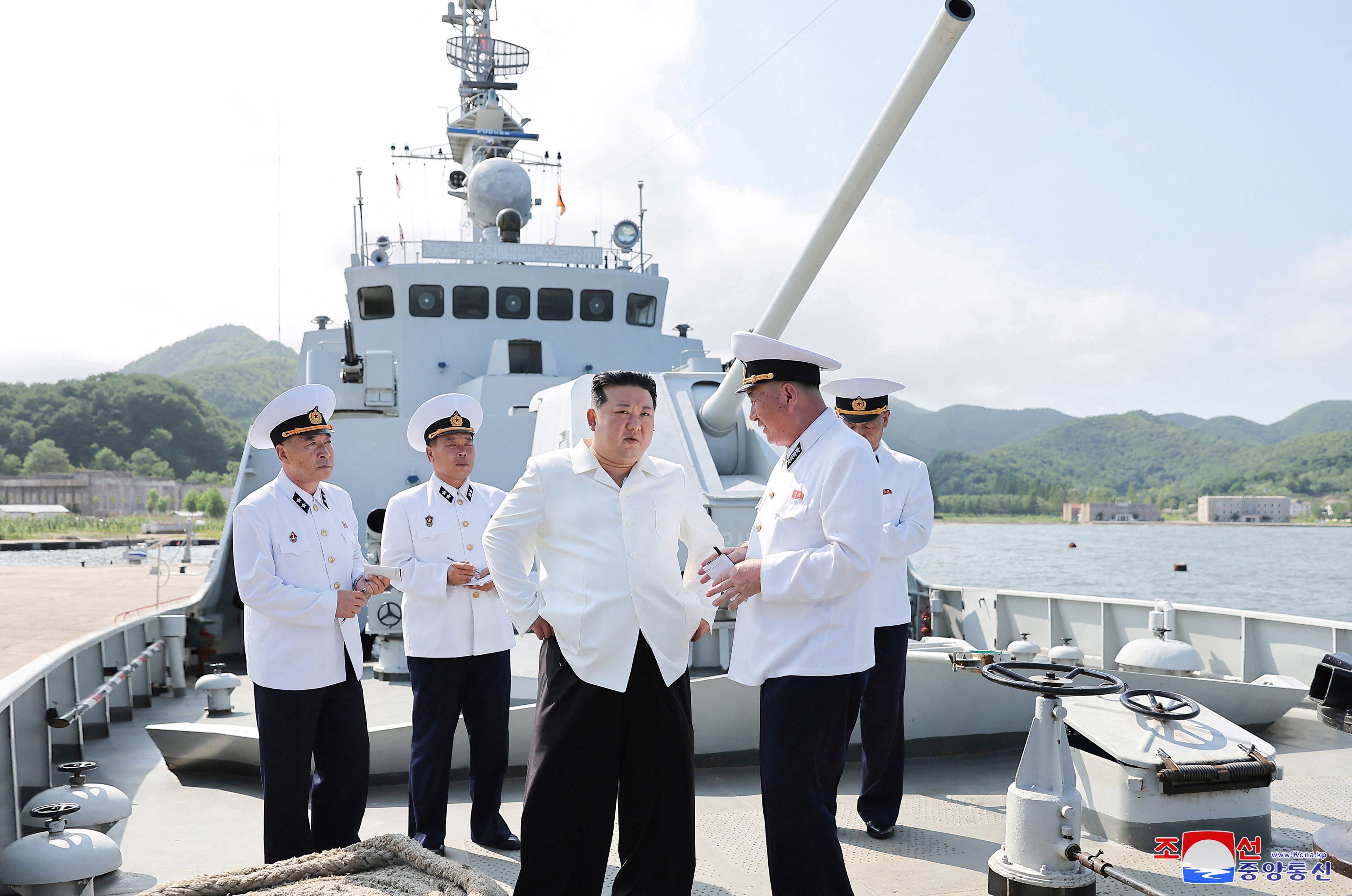 Kim Jong-un inspeccionó la Segunda Flotilla de Buques de Superficie de la Guardia de la Flota del Mar del Este (KCNA via REUTERS)