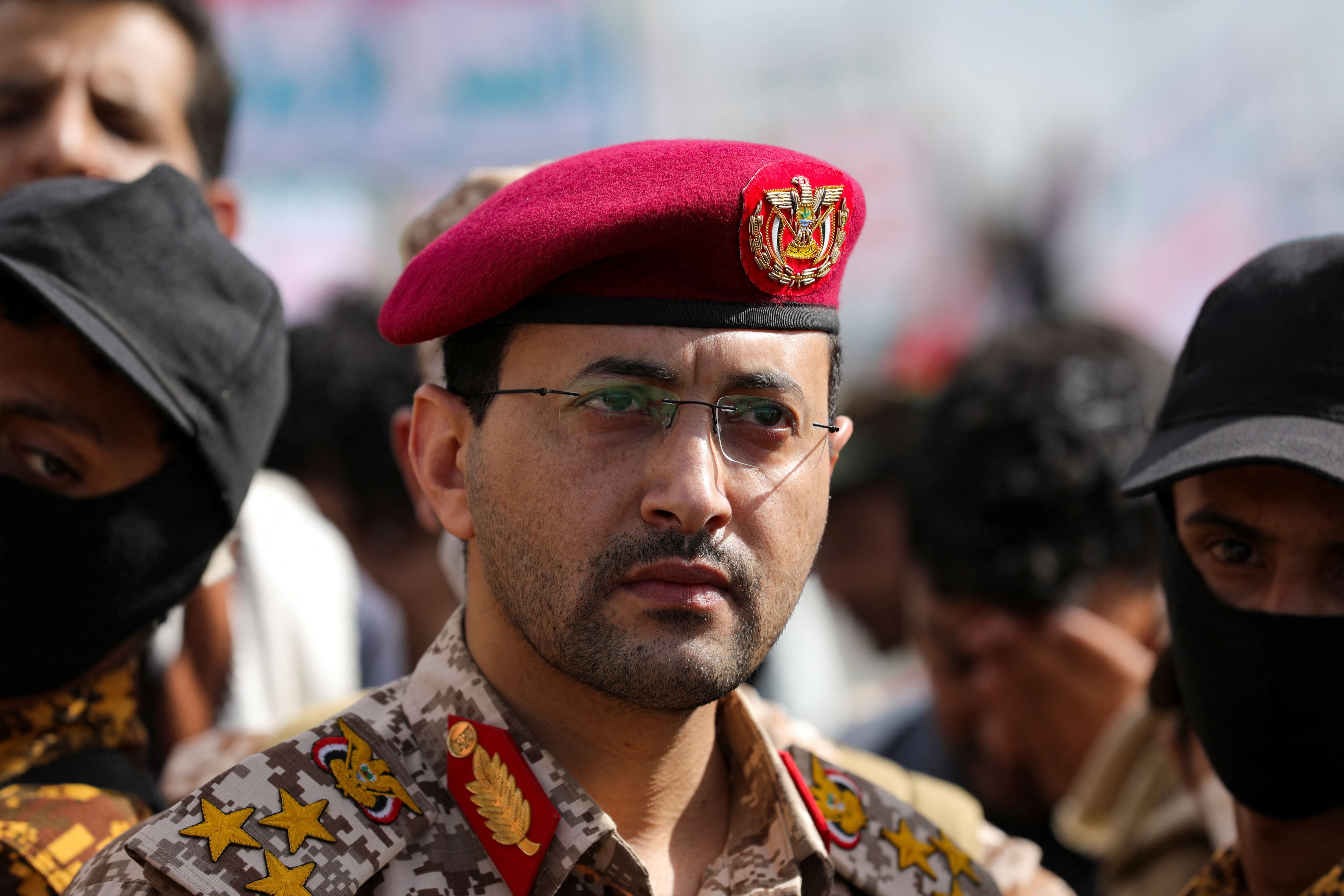 El portavoz militar hutí Yahya Sarea durante un mitin en la capital yemení Sanaa. (REUTERS/Khaled Abdullah)