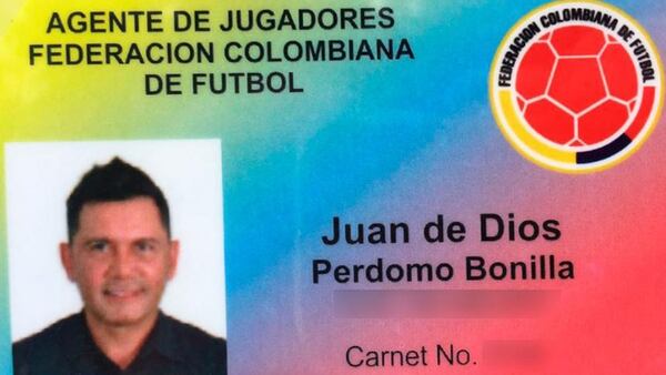 La falsa credencial de la Federación Colombiana de Fútbol que llevaba en su ropa