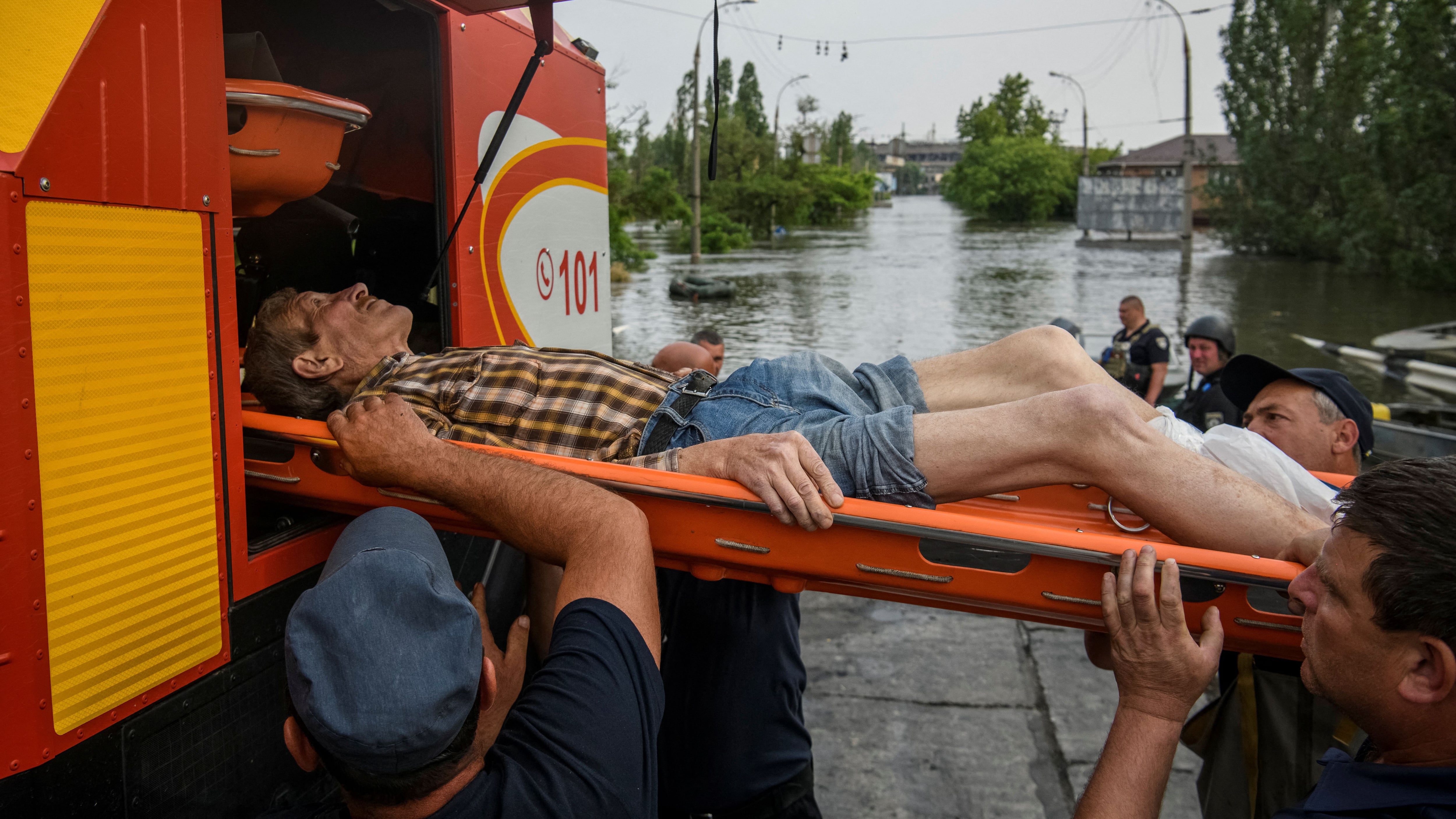 Evacuación de víctimas en Kherson (Reuters)