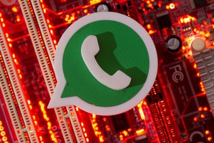 FOTO DE ARCHIVO: Un logotipo de Whatsapp impreso en 3D se coloca en la placa base de una computadora en esta ilustración tomada el 21 de enero de 2021. REUTERS / Dado Ruvic / Ilustración / Foto de archivo