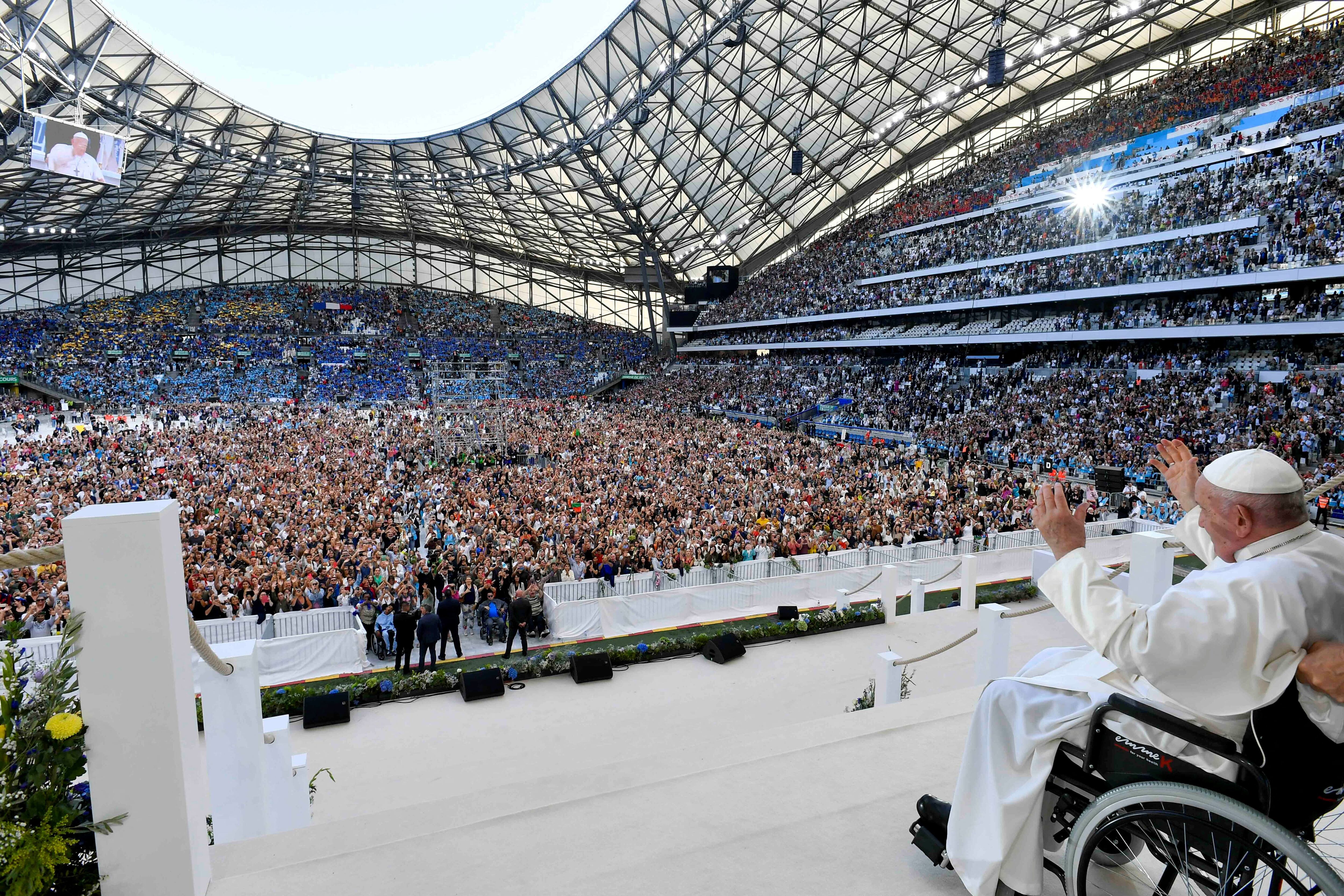 Además de la recorrida por las calles, Francisco dio una misa frente a la multitud en el Velódromo (REUTERS)