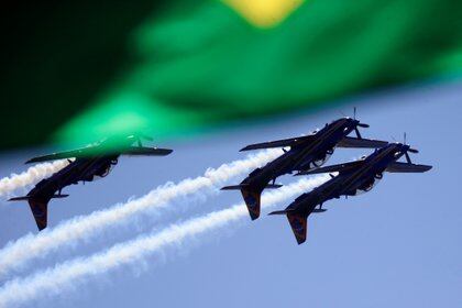 El escuadrón brasileño de acrobacias aéreas matizó la breve reunión en Brasilia (REUTERS/Adriano Machado)