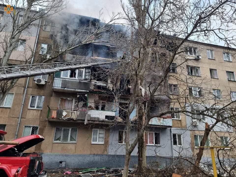 Una vista muestra un edificio residencial dañado por los bombardeos, en medio de la invasión rusa de Ucrania, en Mykolayiv, Ucrania, en esta foto difundida el 7 de marzo de 2022.  Servicio de prensa del Servicio Estatal de Emergencias de Ucrania/Handout via REUTERS/Archivo