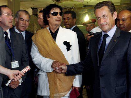 Sarkozy con el dictador Libio Muammar Gaddafi durante un encuentro en 2007 (REUTERS/Pascal Rossignol/archivo)