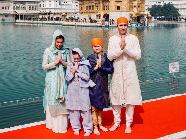 Trudeau junto a su familia, vestidos con ropa tradicional india durante una visita oficial en febrero de 2018 Public Relations Office Govt. Of Punjab via AP)