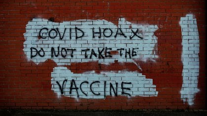 Dado que la negativa a la vacunación en general ha sido promovida por grupos antivacuna y desinformación, resulta asombroso que profesionales informados también se resistan. (REUTERS/Phil Noble)