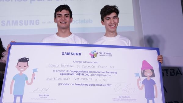 Ivo Villalba y Facundo Molina, de Iguazú, Misiones, se destacaron con su proyecto para combatir la bacteria E.Coli y recibieron un premio de u$s 15.000 en productos Samsung para su escuela.
