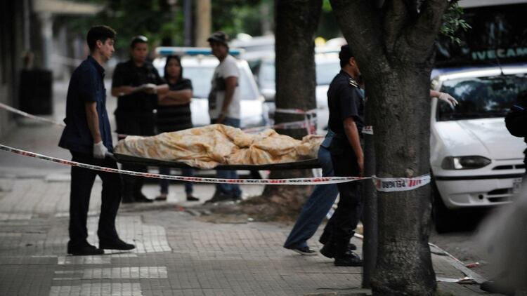 La policía retira el cadáver de Jazmín Diarte Ortiz, de 32 años, asesinada en La Plata (Argentina),  por un hombre al que se busca. (Dino Calvo)