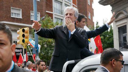 En marzo de 2015, el presidente Tabaré Vásquez y su vicepresidente Raúl Sentik lo recibieron de camino a la Plaza de la Independencia en Montevideo, Uruguay.  AFP 