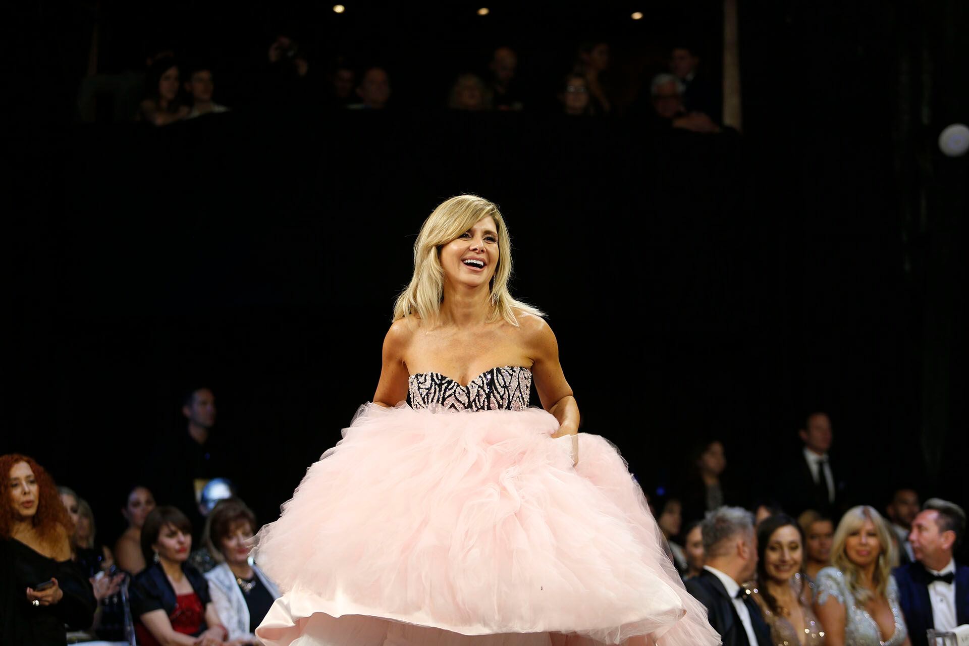 Débora Plager, con un vestido muy princesa, ganó el Martín Fierro como Mejor panleista femenina por Involucrados, América