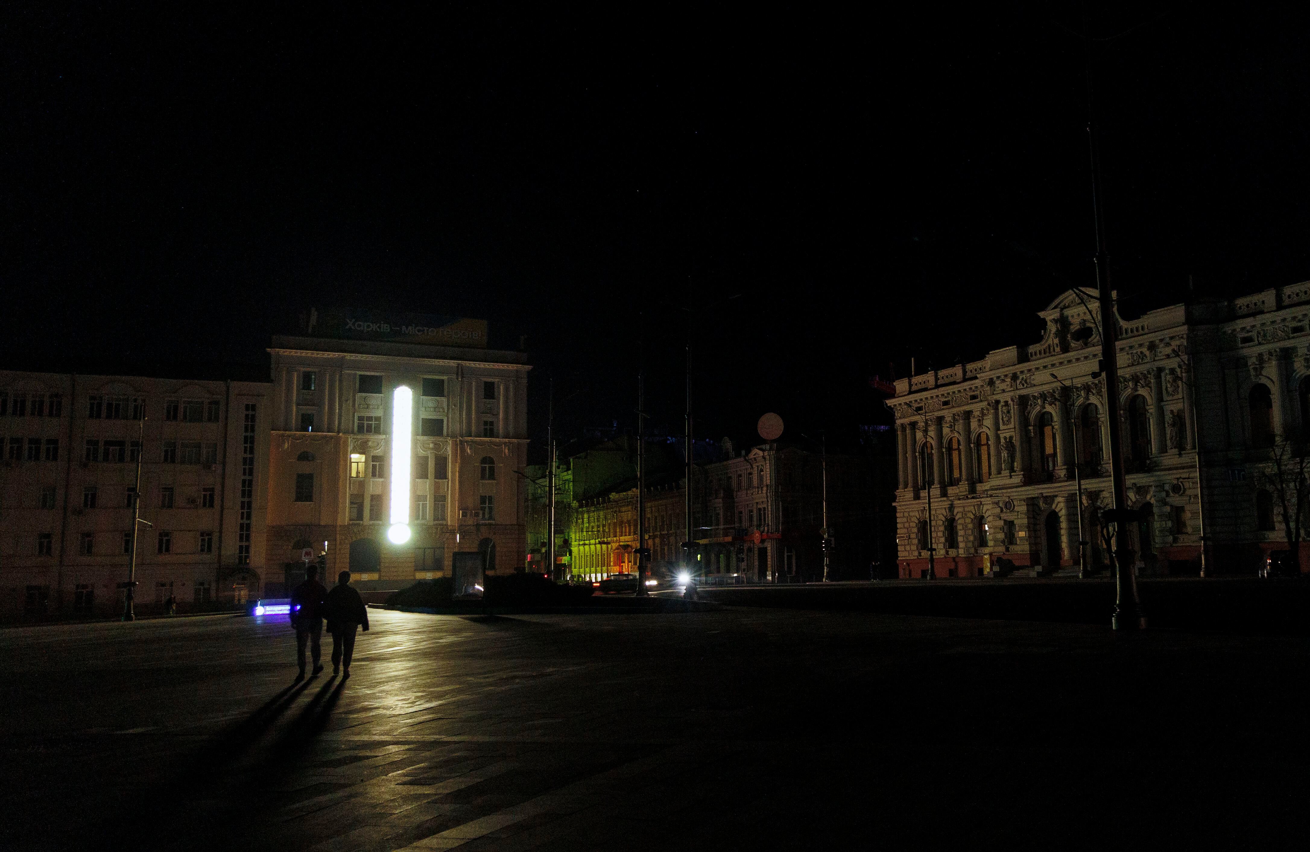 La gente camina en la oscuridad durante un apagón en Kharkiv, noreste de Ucrania (EFE/EPA/Yakiv Liashenko)