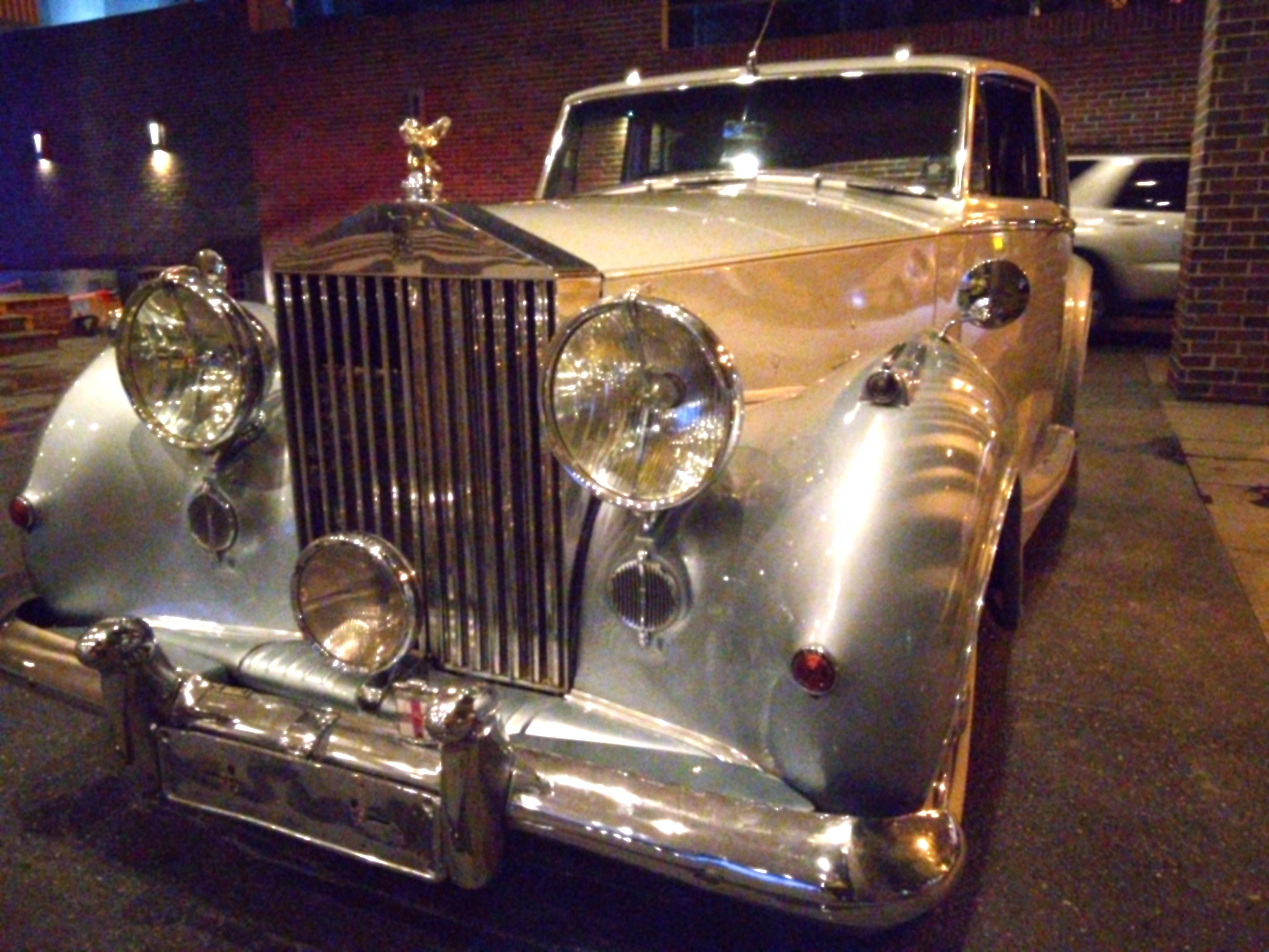 Un auto rentado para una boda de las familias que lo pueden pagar